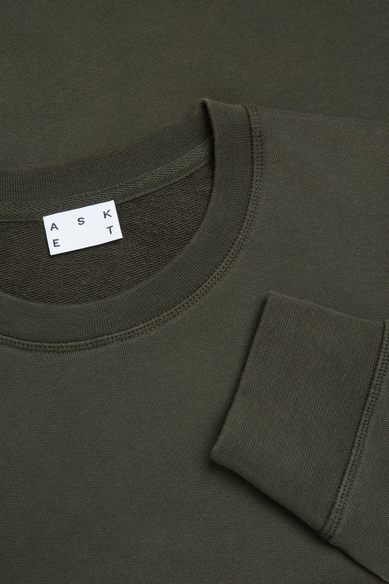 The colorway Dusty Green has been replaced by Mud Green on the Sweatshirt, to match the colors of our hoodies
