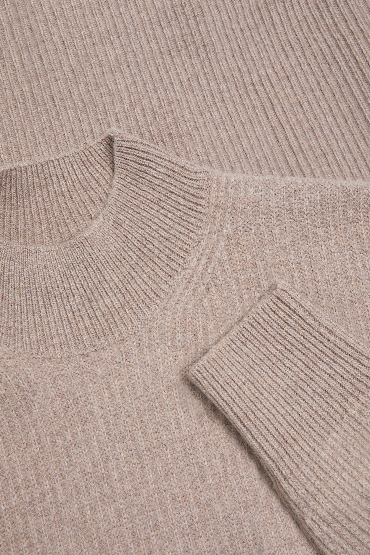The chunky knit made of 100% recycled wool, now available in two new colors